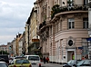 Linke Wienzeile. Straße mit attraktiven Gebäuden und dem Nachmarkt am Fluss Wien