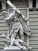 Skulptur in Wien. Hier wird einem Bürger (unten) von der Obrigkeit (oben) die Gesetzgebung erläutert