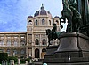 Kunsthistorisches Museum. Es wurde 1891 mit dem gegenüber liegenden und gleich aussehenden Naturhistorischen Museum eröffnet